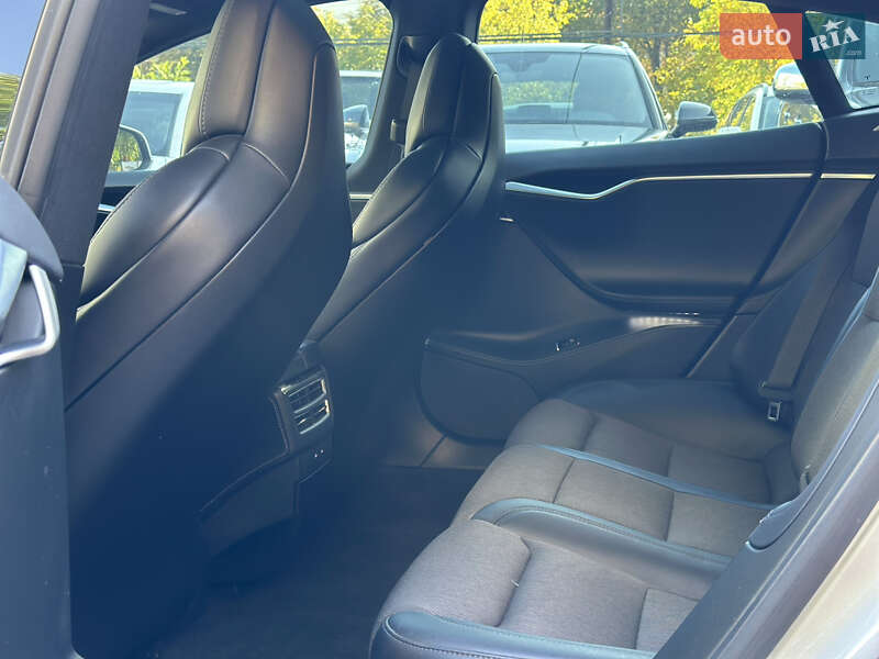 Ліфтбек Tesla Model S 2017 в Львові