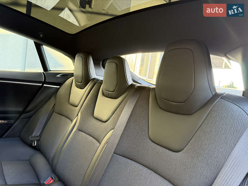 Ліфтбек Tesla Model S 2017 в Чернівцях