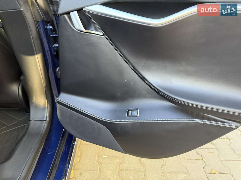 Ліфтбек Tesla Model S 2017 в Чернівцях
