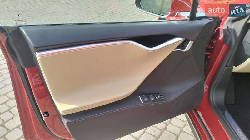 Лифтбек Tesla Model S 2015 в Львове