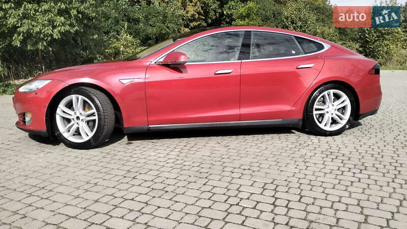 Лифтбек Tesla Model S 2015 в Львове