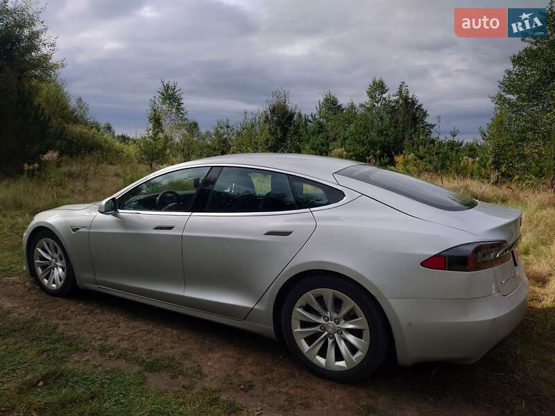 Лифтбек Tesla Model S 2016 в Луцке