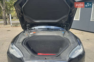 Лифтбек Tesla Model S 2015 в 