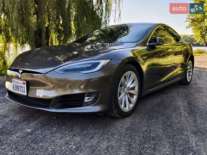 Лифтбек Tesla Model S 2016 в Ивано-Франковске