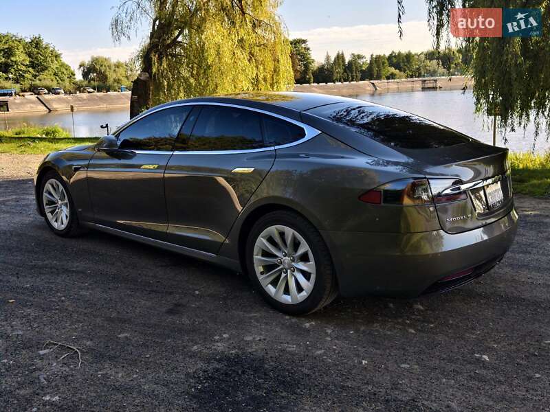 Лифтбек Tesla Model S 2016 в Ивано-Франковске