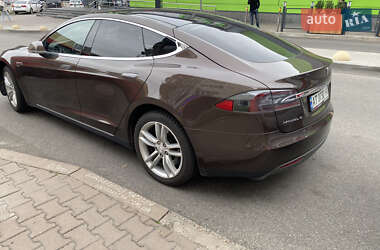 Лифтбек Tesla Model S 2015 в 