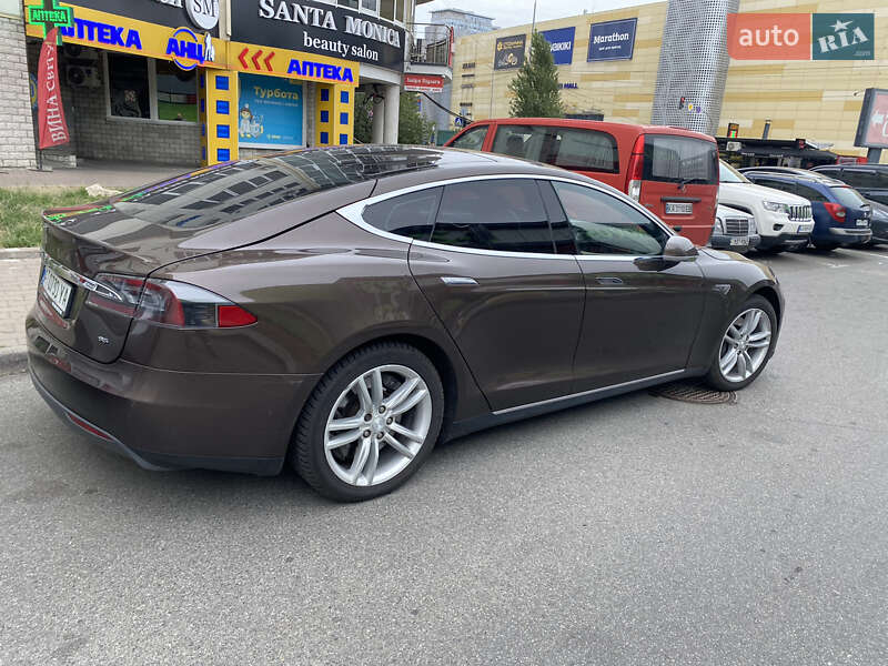 Ліфтбек Tesla Model S 2015 в Києві