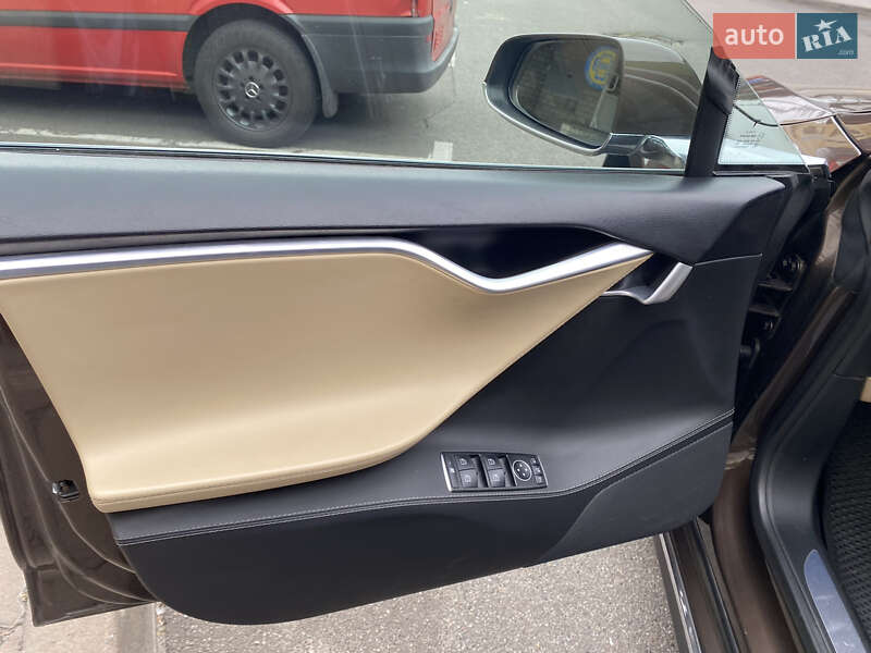 Лифтбек Tesla Model S 2015 в Киеве фото 14 Лифтбек Tesla Model S 2015 в Киеве