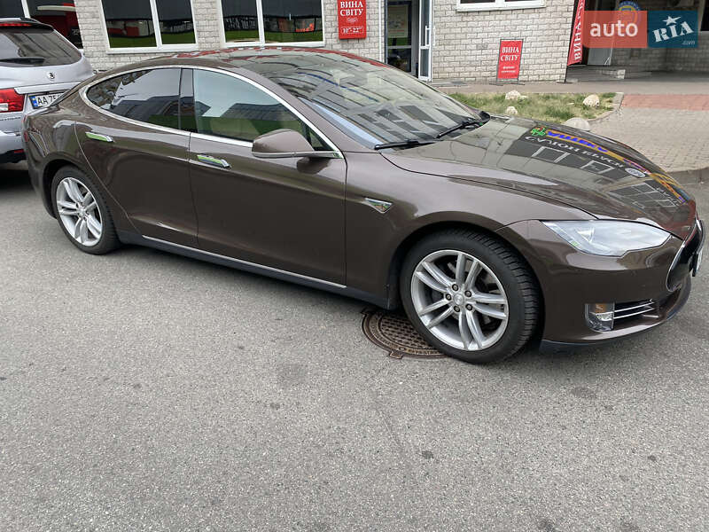 Лифтбек Tesla Model S 2015 в Киеве фото 16 Лифтбек Tesla Model S 2015 в Киеве