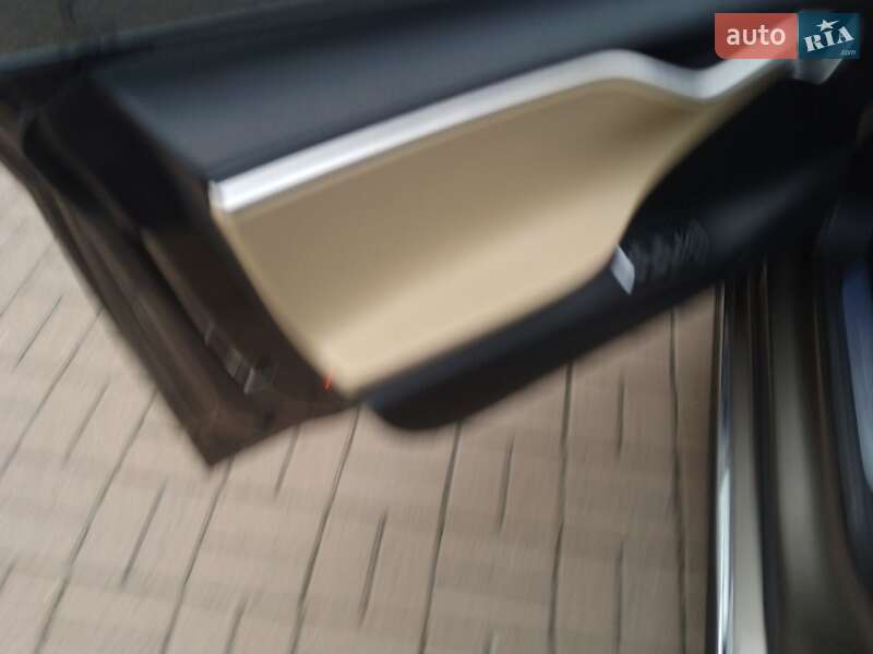 Лифтбек Tesla Model S 2015 в Киеве