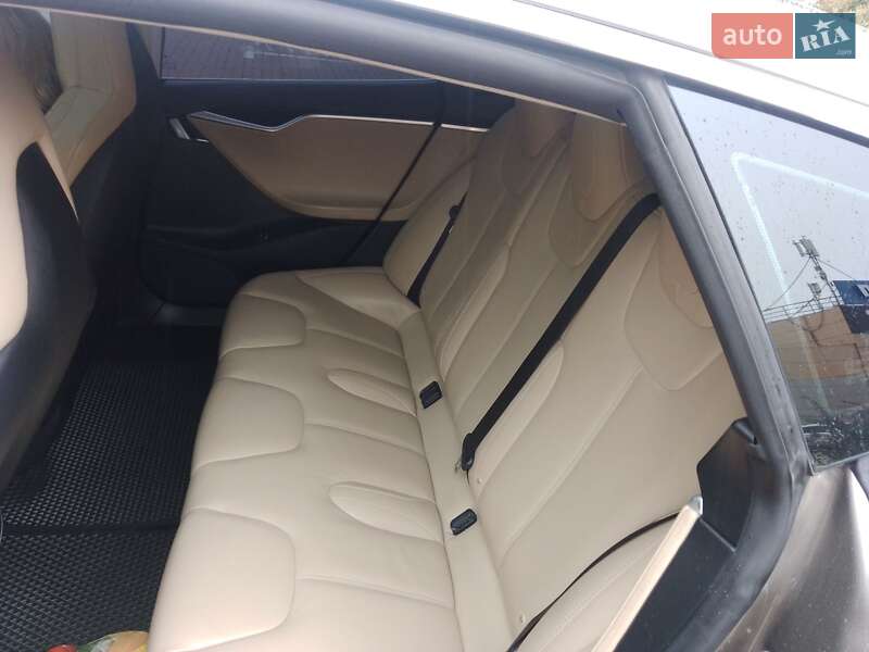 Лифтбек Tesla Model S 2015 в Киеве