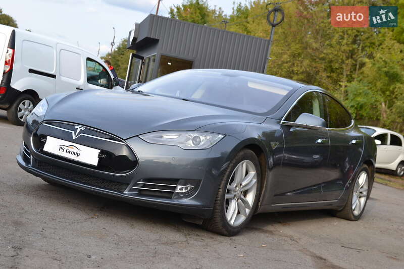 Лифтбек Tesla Model S 2015 в Луцке