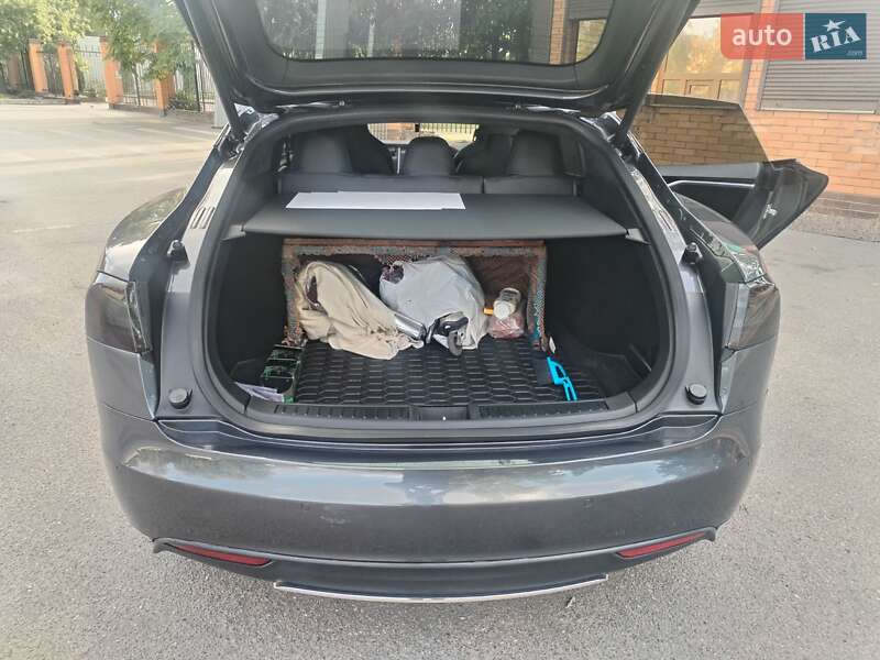 Ліфтбек Tesla Model S 2016 в Олександрії