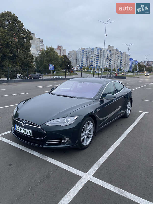Ліфтбек Tesla Model S 2014 в Чернігові