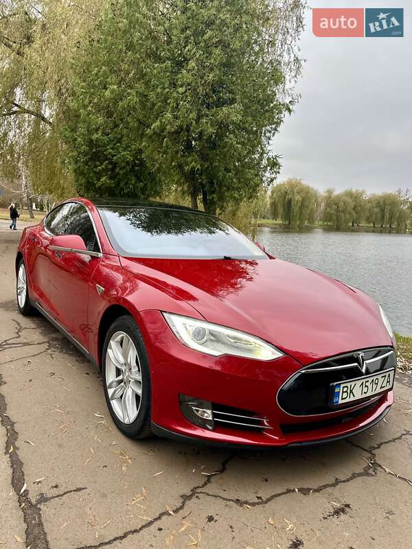 Лифтбек Tesla Model S 2015 в Ровно