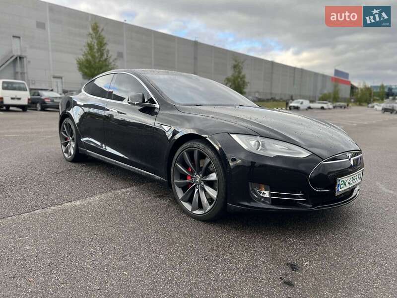 Лифтбек Tesla Model S 2015 в Здолбунове