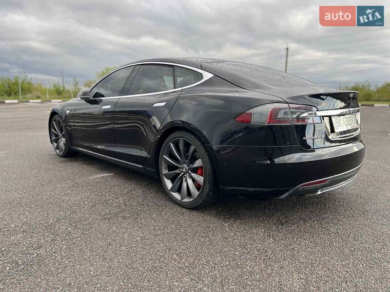 Лифтбек Tesla Model S 2015 в Здолбунове