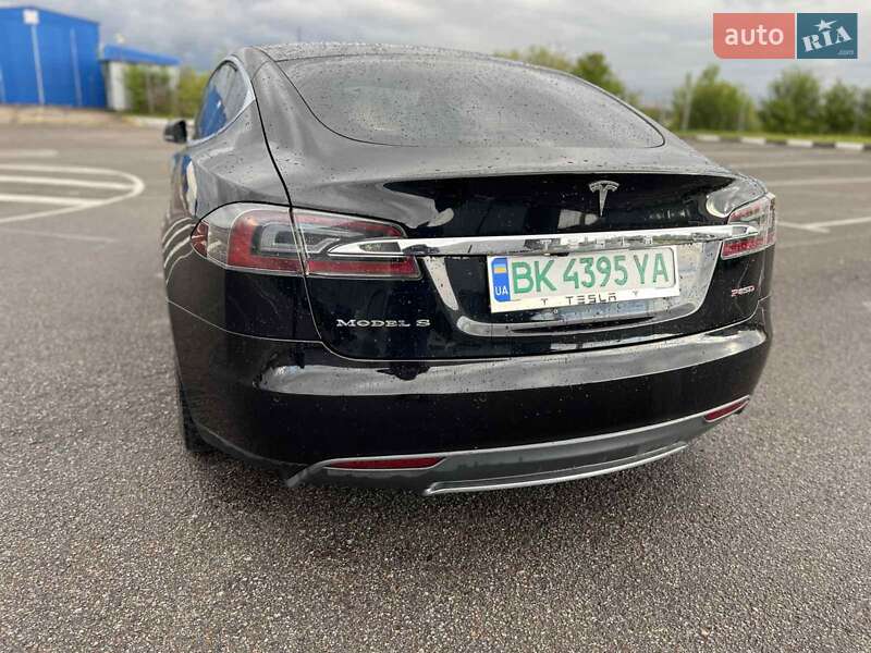 Лифтбек Tesla Model S 2015 в Здолбунове