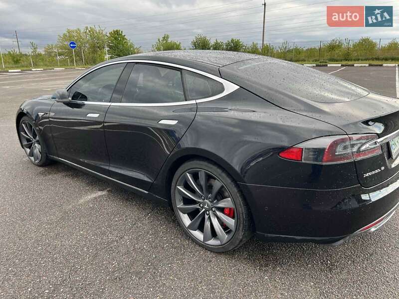 Лифтбек Tesla Model S 2015 в Здолбунове