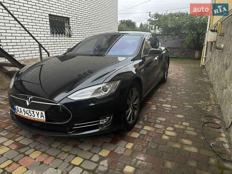 Лифтбек Tesla Model S 2015 в Киеве