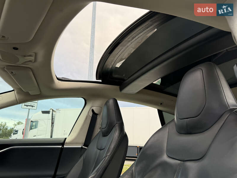 Ліфтбек Tesla Model S 2013 в Львові