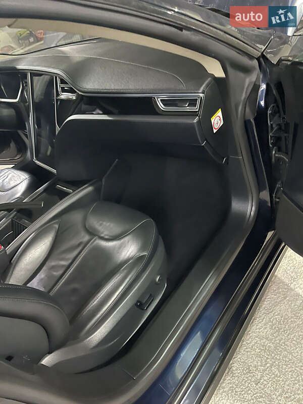 Ліфтбек Tesla Model S 2013 в Львові