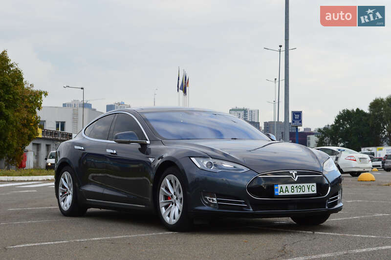 Лифтбек Tesla Model S 2015 в 