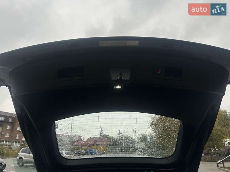 Ліфтбек Tesla Model S 2016 в Києві