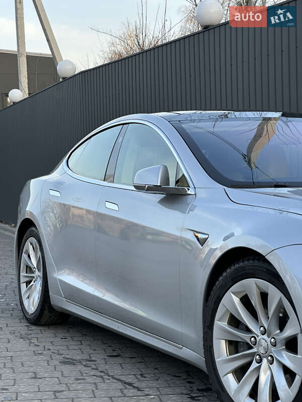 Лифтбек Tesla Model S 2016 в Ивано-Франковске