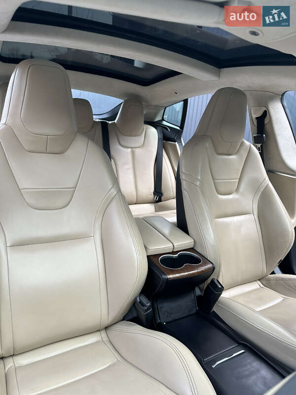 Лифтбек Tesla Model S 2016 в Ивано-Франковске