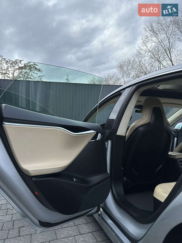Лифтбек Tesla Model S 2016 в Ивано-Франковске