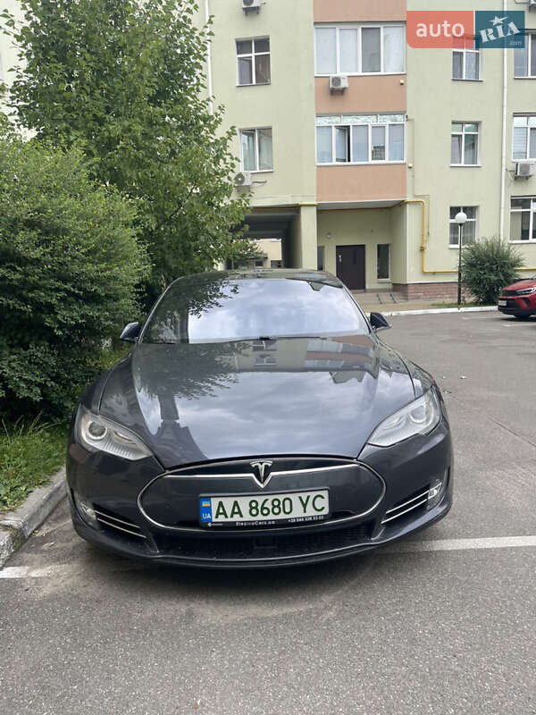 Лифтбек Tesla Model S 2016 в Киеве
