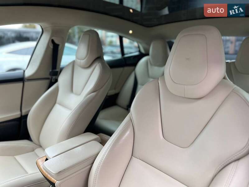 Лифтбек Tesla Model S 2018 в Львове