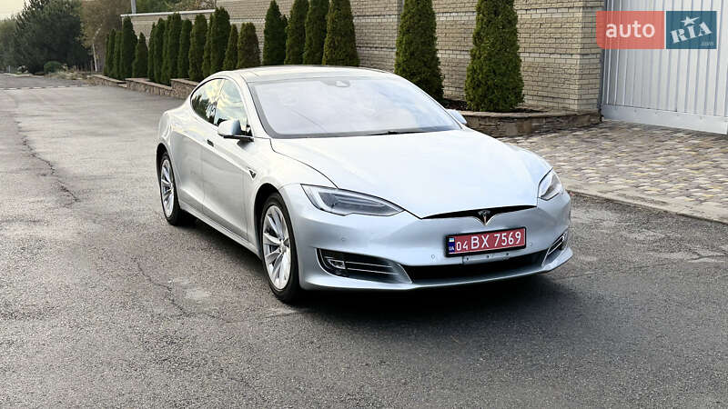 Ліфтбек Tesla Model S 2016 в Дніпрі
