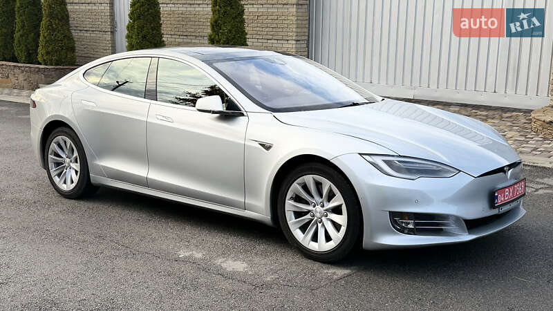 Ліфтбек Tesla Model S 2016 в Дніпрі