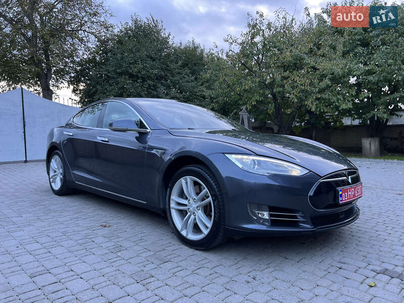 Ліфтбек Tesla Model S 2016 в Чернівцях