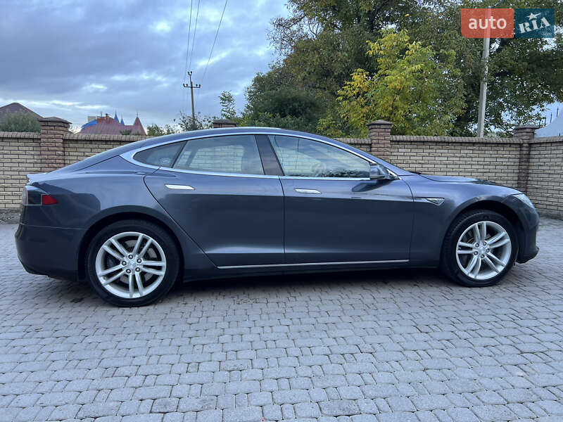 Ліфтбек Tesla Model S 2016 в Чернівцях