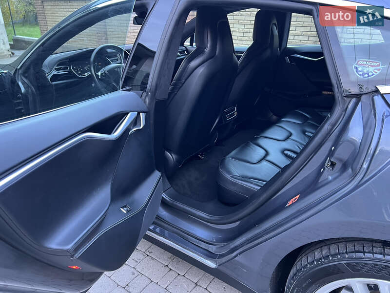Ліфтбек Tesla Model S 2016 в Чернівцях