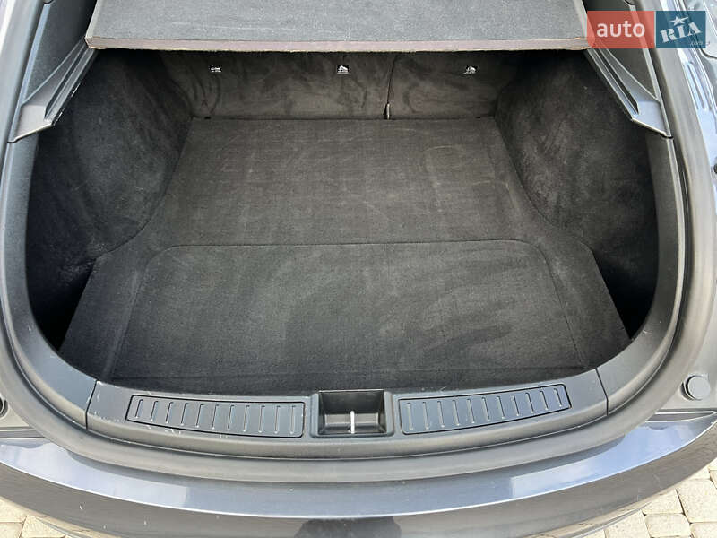 Ліфтбек Tesla Model S 2016 в Чернівцях