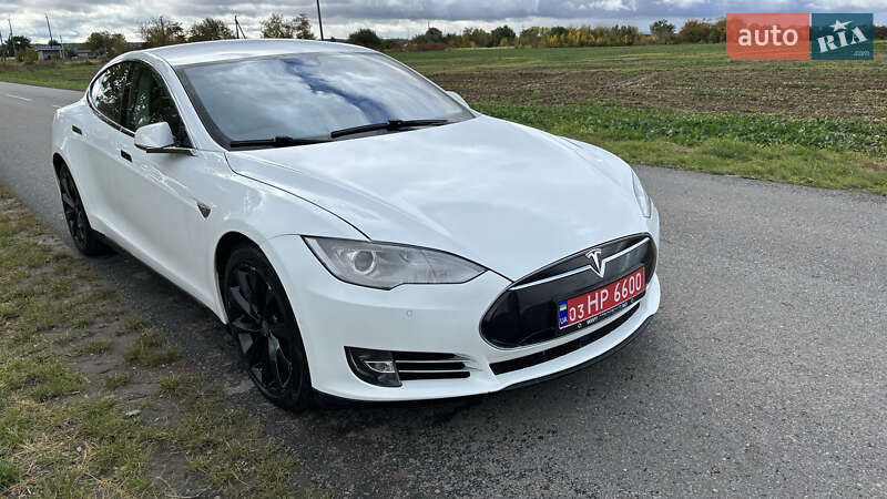 Ліфтбек Tesla Model S 2015 в Львові
