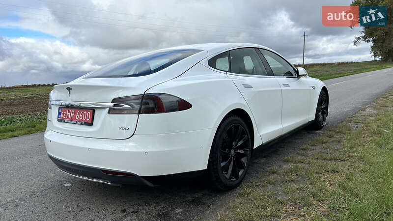 Ліфтбек Tesla Model S 2015 в Львові