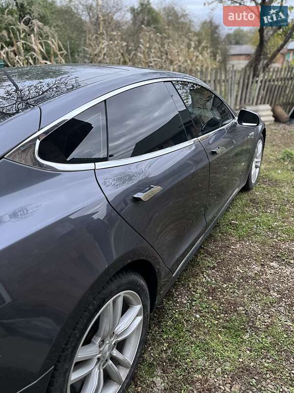 Лифтбек Tesla Model S 2015 в Сторожинце