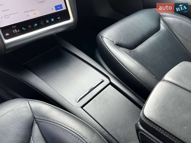 Лифтбек Tesla Model S 2016 в Луцке