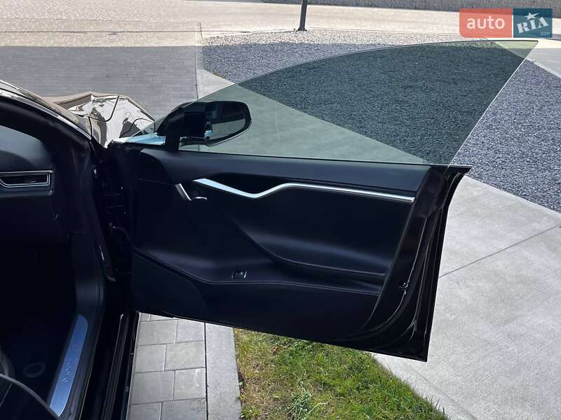 Лифтбек Tesla Model S 2016 в Луцке