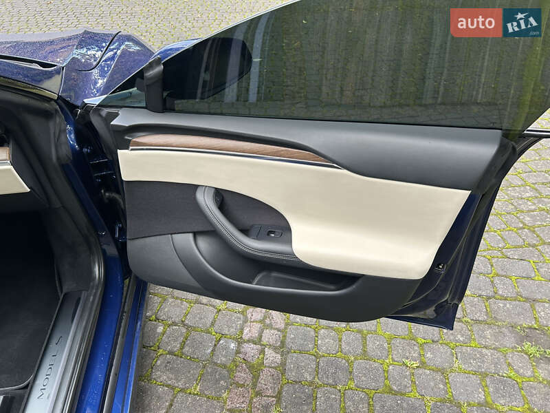 Лифтбек Tesla Model S 2022 в Львове