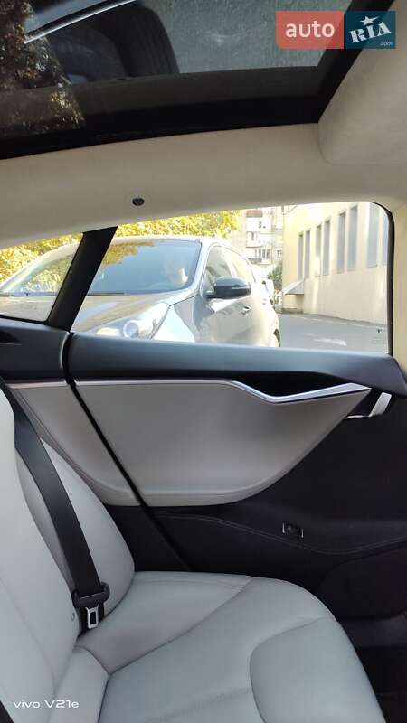 Ліфтбек Tesla Model S 2016 в Києві