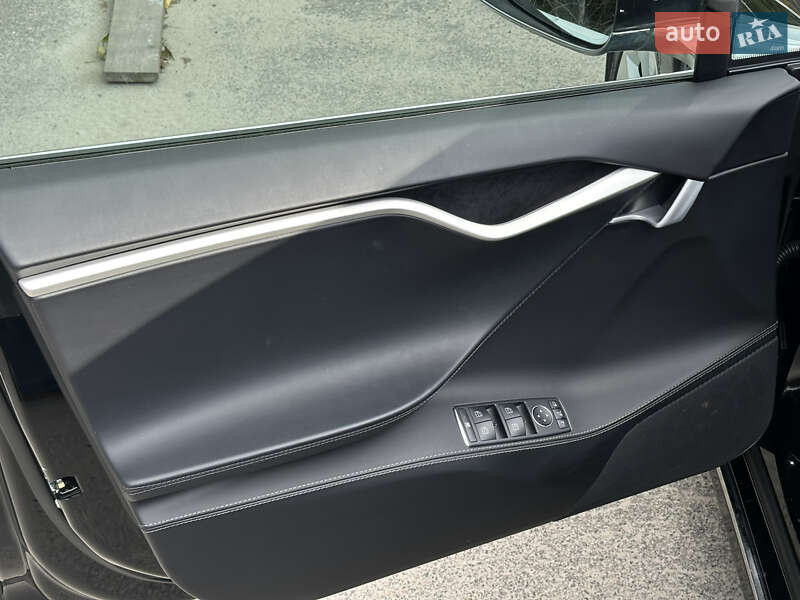 Лифтбек Tesla Model S 2018 в Киеве