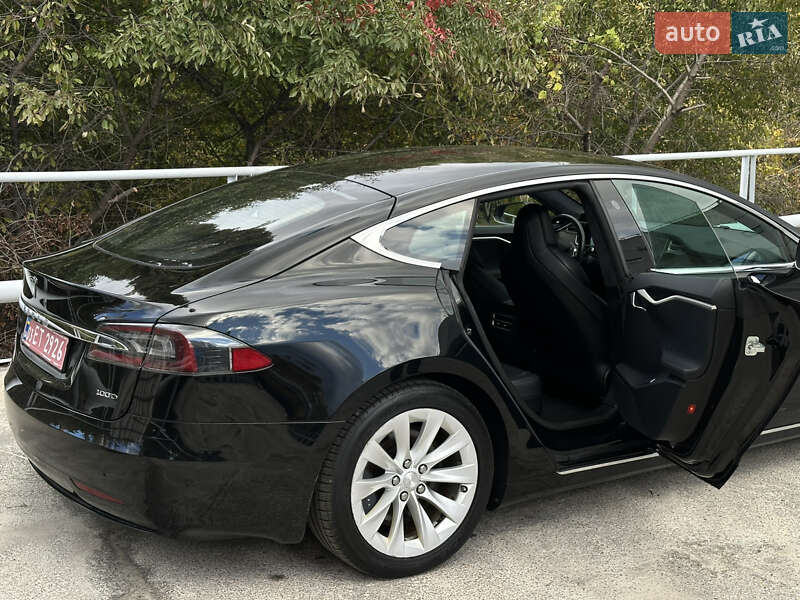 Лифтбек Tesla Model S 2018 в Киеве