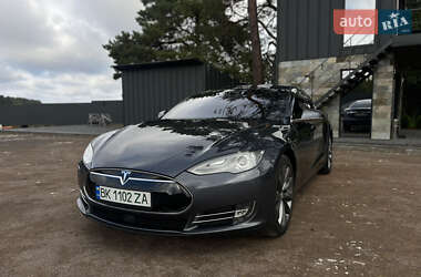 Лифтбек Tesla Model S 2015 в 