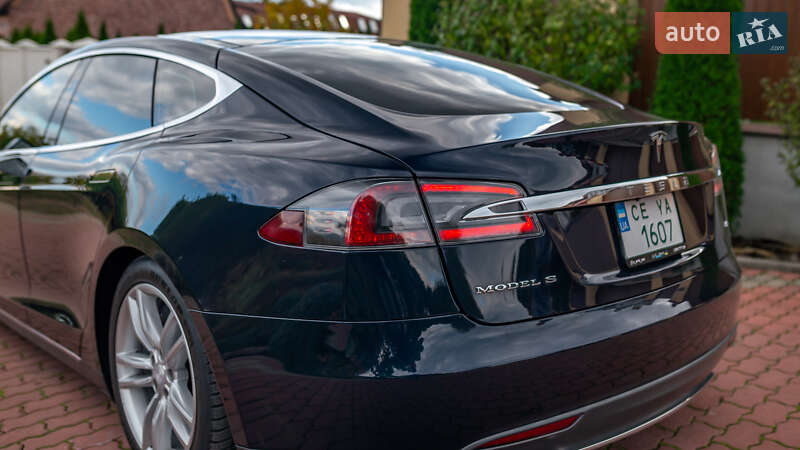 Ліфтбек Tesla Model S 2013 в Чернівцях